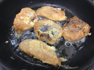 4、粽子新吃法-抱蛋煎粽子,待锅内油七分热时，将粽子片放入鸡蛋液，两面粘上鸡蛋液后放入锅内，小火将粽子两面煎到金黄，盛出备用