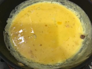 5、粽子新吃法-抱蛋煎粽子,剩余的鸡蛋倒入平底锅