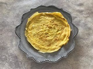 7、粽子新吃法-抱蛋煎粽子,煎好的鸡蛋饼放入盘内