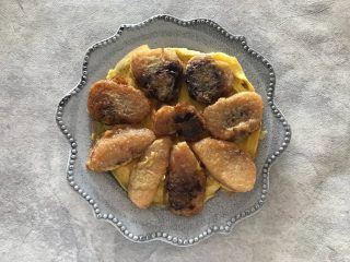 8、粽子新吃法-抱蛋煎粽子,将煎好的粽子片码上去