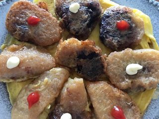 9、粽子新吃法-抱蛋煎粽子,喜欢沙拉酱的就用沙拉酱，喜欢番茄酱的就用番茄酱，我两种都挤了一点