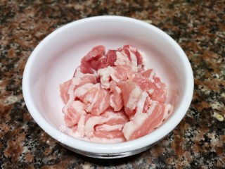3、韭菜炒豆腐,将五花肉切片备用。