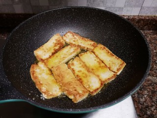 6、韭菜炒豆腐,放入豆腐炸至两面金黄夹出放凉。