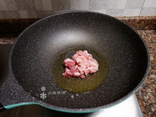 8、韭菜炒豆腐,锅里的油继续烧热，放入五花肉煸炒片刻。