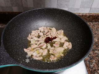 9、韭菜炒豆腐,放入一勺豆瓣酱翻炒均匀。