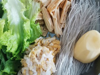 1、自制火锅,粉丝泡水,酸菜,干豆腐,切好