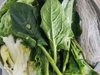 2、自制火锅,青菜洗干净
