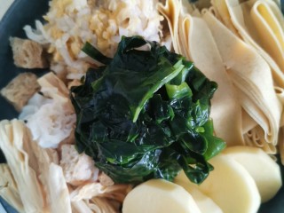 3、自制火锅,裙带菜泡水5分,腐竹泡30分