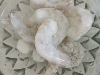 4、自制火锅,虾仁解冻