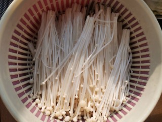 5、自制火锅,金针菇洗干净
