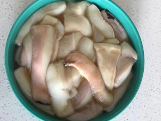 7、自制火锅,鱿鱼切条