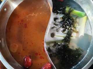 10、自制火锅,一面辣锅,一面虾仁做汤底的清汤