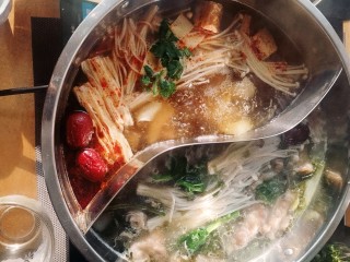 13、自制火锅,下入肉和青菜