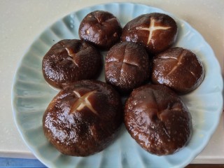 2、家常韩式部队锅,香菇切十字花，焯水