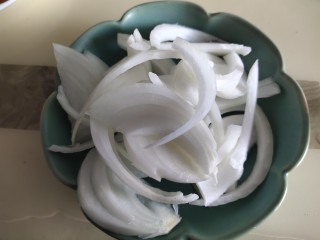 4、家常韩式部队锅,洋葱切丝