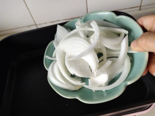 7、家常韩式部队锅,放入洋葱丝