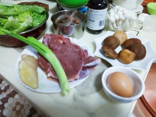1、寿喜锅,准备食材:牛肉，鸡蛋，香菇，葱，姜，蟹味菇。虾，青菜。