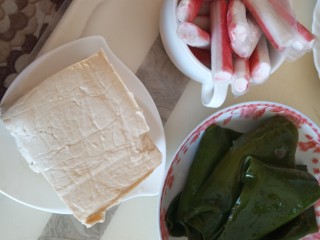 2、寿喜锅,豆腐。海带，蟹棒