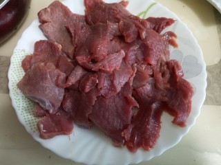 4、寿喜锅,把牛肉片成大片