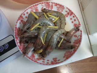 7、寿喜锅,虾开背，用姜丝料酒腌制
