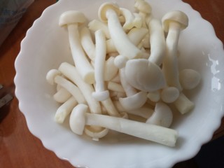 8、寿喜锅,蟹味菇去根清洗干净