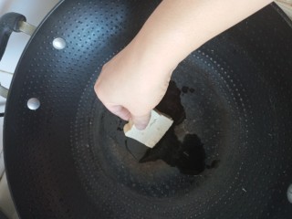 11、寿喜锅,把豆腐切片下锅煎到两面金黄