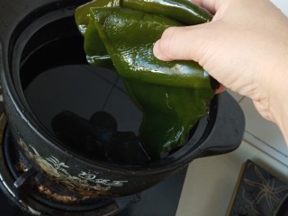 10、寿喜锅,放入海带大火烧开后小火煮半小时待用