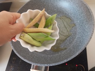 13、寿喜锅,放入葱姜爆香