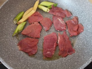 14、寿喜锅,放入牛肉煎一下