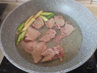 15、寿喜锅,倒入海带熬的汤汁