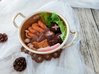 18、寿喜锅,打一个生鸡蛋蘸食。