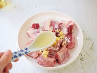 4、排骨蒸芋头,加入料酒