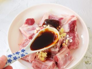 6、排骨蒸芋头,加入生抽