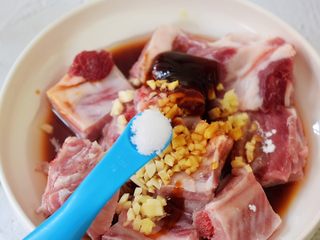 7、排骨蒸芋头,加入盐