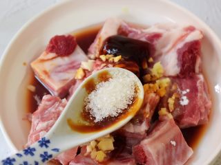 8、排骨蒸芋头,加入白糖