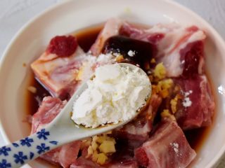 9、排骨蒸芋头,加入玉米淀粉