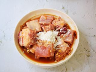 12、排骨蒸芋头,从冰箱取出腌制好的排骨，加入1汤匙食用油和1汤匙淀粉拌匀