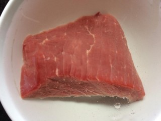 2、香辣卤牛肉,先处理牛肉：买回来的牛肉去掉筋膜洗干净放清水中泡半个小时去血水。