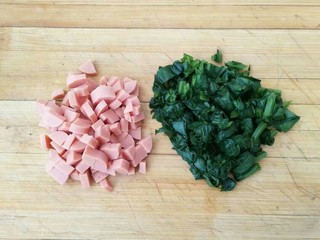 3、鸡蛋包饭,火腿肠切成丁，菠菜切碎。