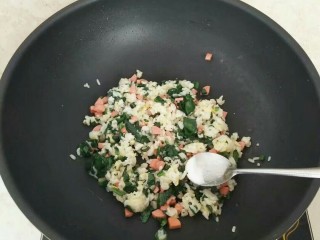 9、鸡蛋包饭,出锅前撒上盐，鸡精调味。