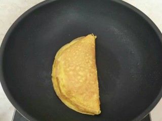 12、鸡蛋包饭,另一侧覆盖来，按压几下定型即可出锅。