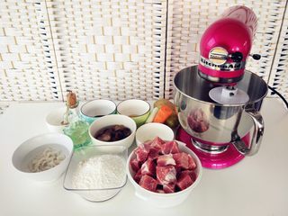 1、烧麦灌香肠土豆丝饼套餐,准备好各种食材，将KitchenAid厨师机装配好和面钩