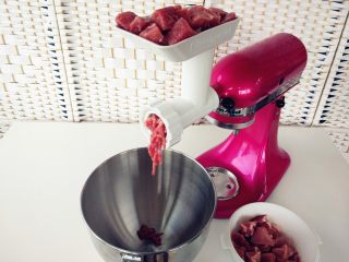 4、烧麦灌香肠土豆丝饼套餐,饧面的同时，将肥瘦相间的猪肉切成大块，慢慢放入KitchenAid研磨绞肉器中，启动直至绞完