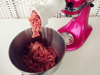 5、烧麦灌香肠土豆丝饼套餐,重复以上步骤，将肉慢速再搅碎一次，保持稍有颗粒的口感更好。不要重复绞第三次，以防调料味过重盖过肉味
