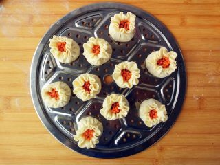 10、烧麦灌香肠土豆丝饼套餐,完成后稍整理一下形状，大致如图的样子。烧麦是不封口的，这样馅料更容易熟透，且蒸汽会使其更滋润