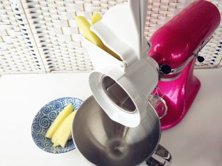 17、烧麦灌香肠土豆丝饼套餐,在烤香肠和蒸烧麦的同时，将洗净去皮的切成长条状的土豆和胡萝卜依次放入KitchenAid切丝配件中