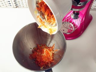 18、烧麦灌香肠土豆丝饼套餐,切成细丝后加盐、花椒粉和少许面粉拌匀