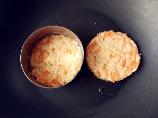 19、烧麦灌香肠土豆丝饼套餐,在预热好的不粘锅中，放入圆形不锈钢模具内，小火两面烙熟即可