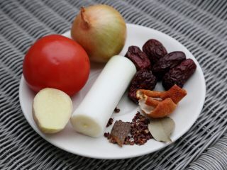 1、秋冬暖身-胡萝卜炖羊肉,3.备好香料：大葱、洋葱、生姜、红枣、香叶、花椒、桔皮、西红柿