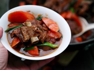 3、秋冬暖身-胡萝卜炖羊肉,13.美味的羊肉出锅了，给你盛上一碗。